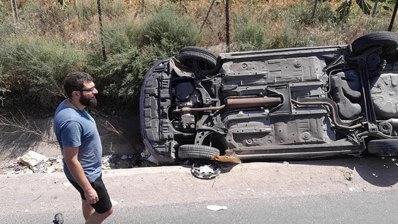 إنقلاب سيارة عند مفرق مغدوشة شرق صيدا إنقلاب سيارة عند مفرق مغدوشة شرق صيدا