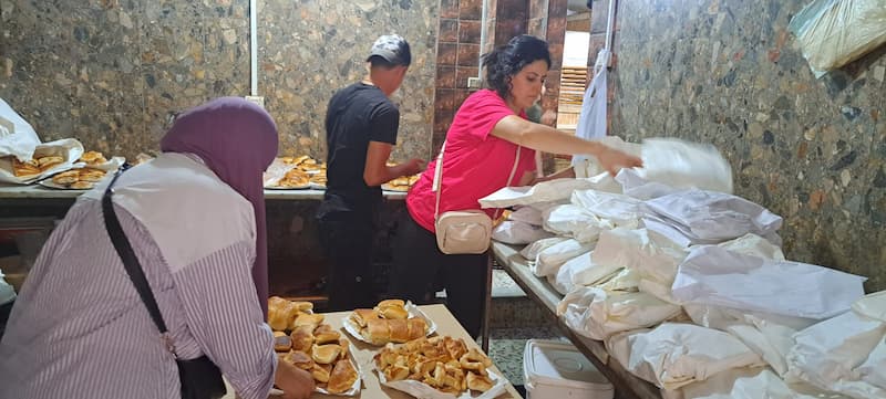 زيتونة توزع وجبات الغذاء لحالات نازحة من عين الحلوة زيتونة توزع وجبات الغذاء لحالات نازحة من عين الحلوة