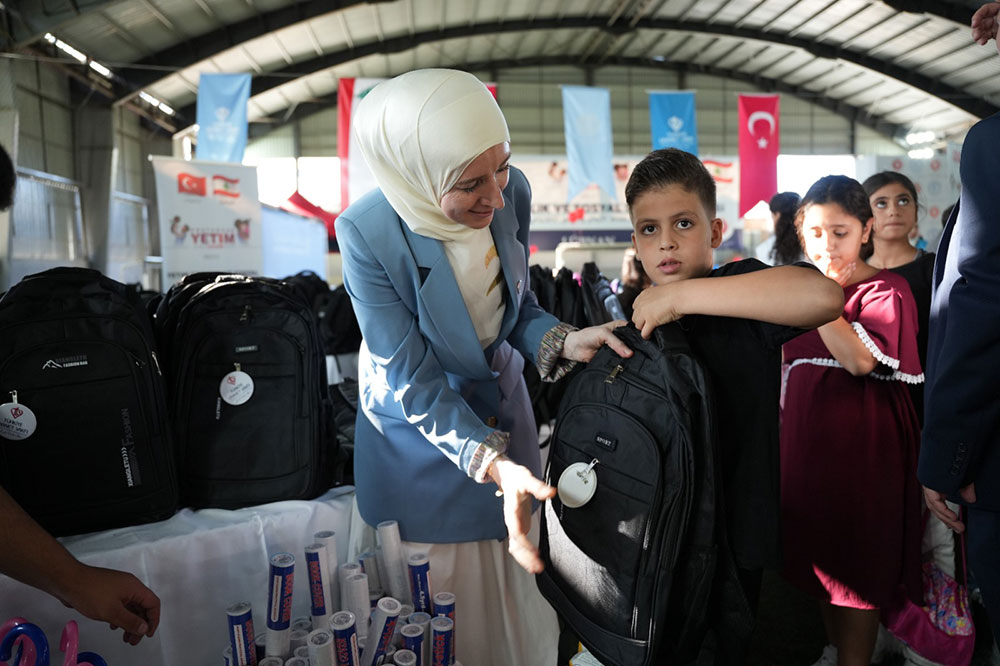 سفير تركيا في توزيع معونات مدرسية على أيتام في صيدا: جئنا نرد الجميل للبنان الذي وقف الى جانب بلدنا في الزلزال