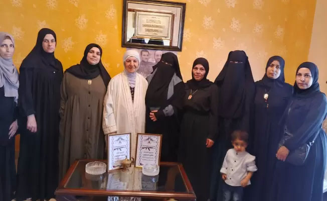 وفد من الهيئة النسائية لحركة الجهاد الإسلامي يزور عائلة الشهيدين المجذوب في صيدا وفد من الهيئة النسائية لحركة الجهاد الإسلامي يزور عائلة الشهيدين المجذوب في صيدا