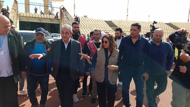 وزيرة الشؤون الاجتماعية تتفقد توزيع المساعدات القطرية في الملعب البلدي وزيرة الشؤون الاجتماعية تتفقد توزيع المساعدات القطرية في الملعب البلدي