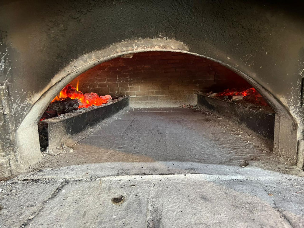 فرصة إستثمارية | عدة فرن كاملة للبيع والمحل للاستثمار