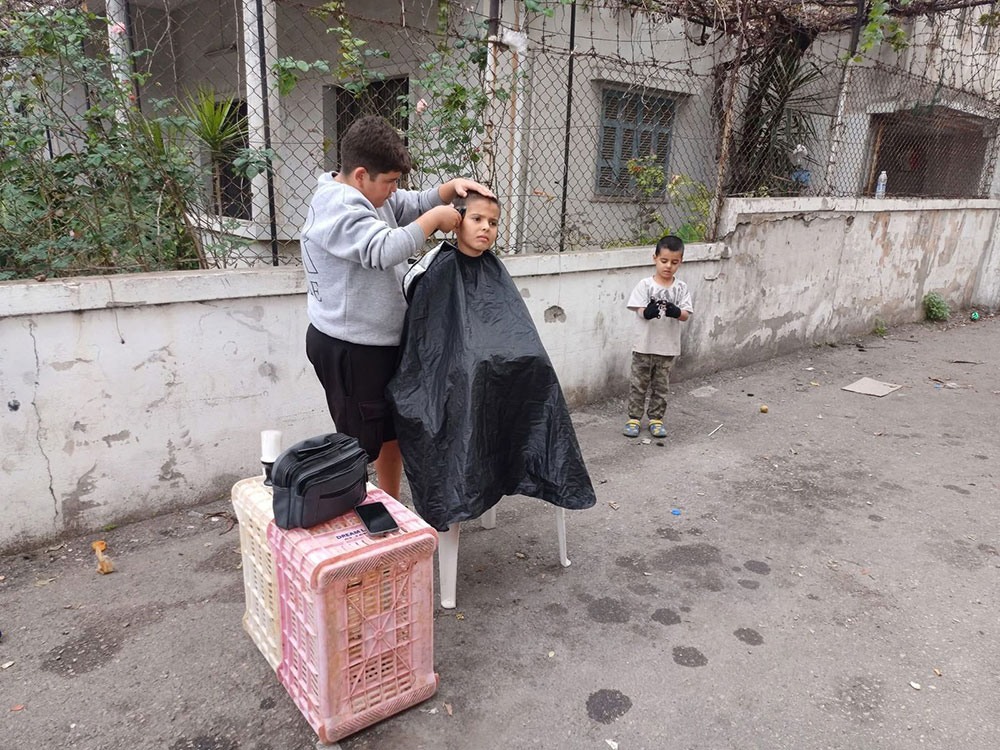 ماذا يفعل الفتى الصغير كريم الرواس في محلة القياعة؟