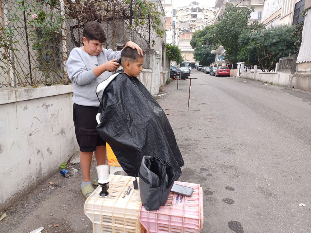 ماذا يفعل الفتى الصغير كريم الرواس في محلة القياعة؟